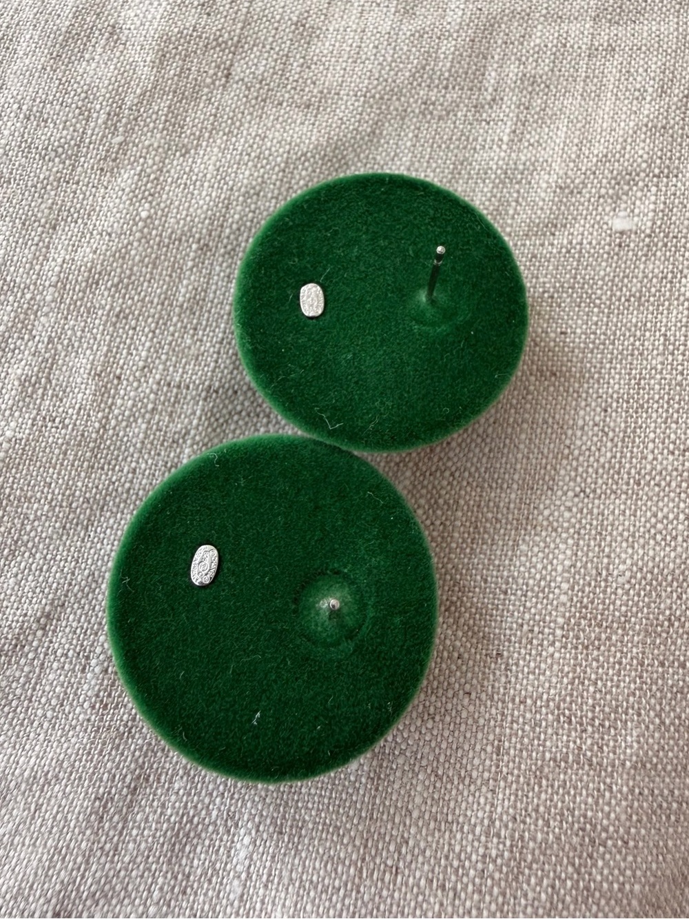 💚Vintage CHANEL Emerald Green Velvet Gold CC Button Earrings ✨ - Picture 8 of 9